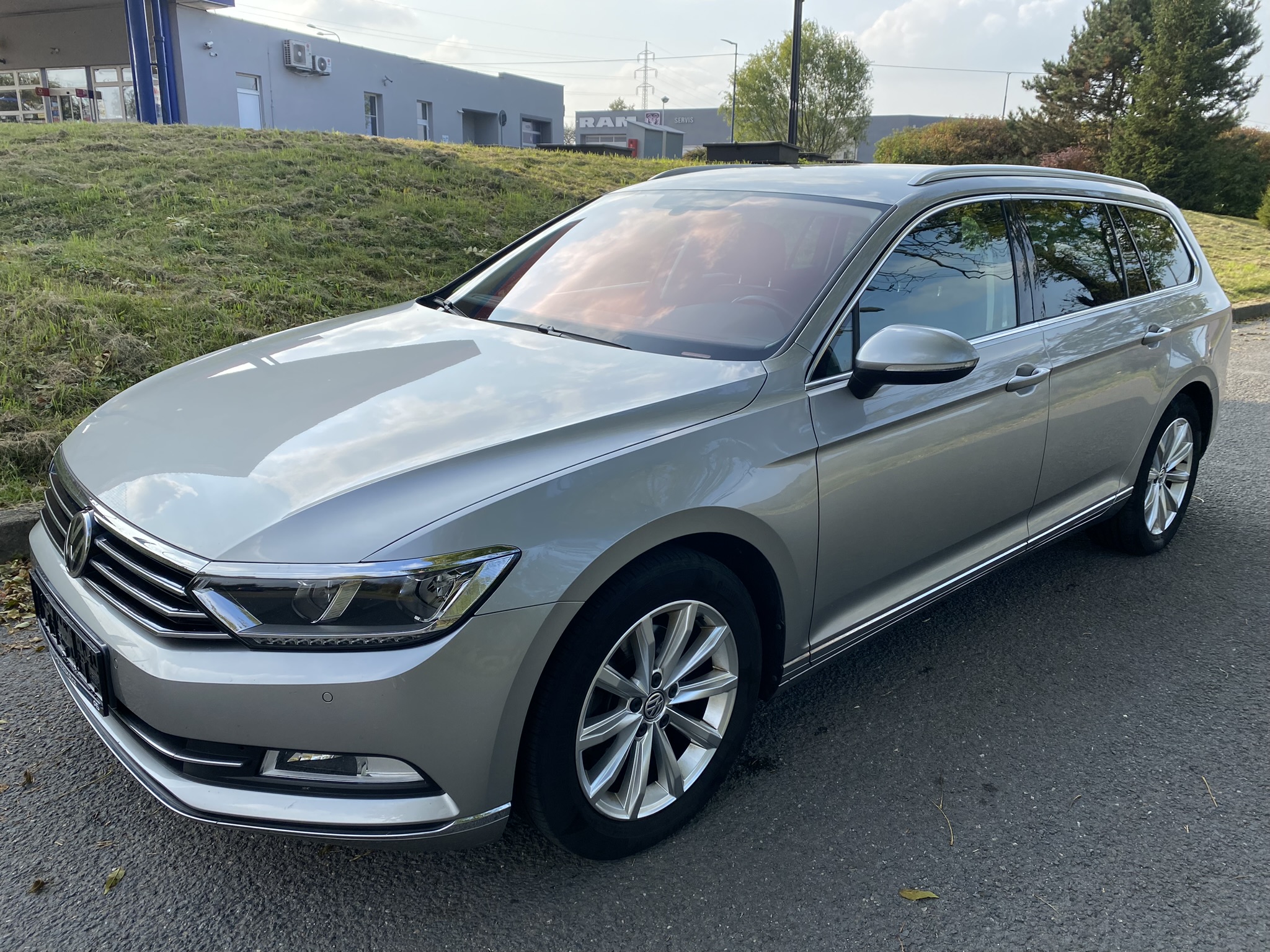 VW Passat 2,0TDi -110kw Highline 1.majitel full led